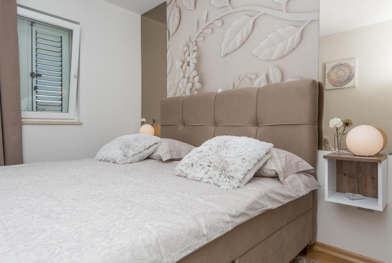 מאקרסקה Chic Apartment Zoja Near Beach With Free Parking מראה חיצוני תמונה