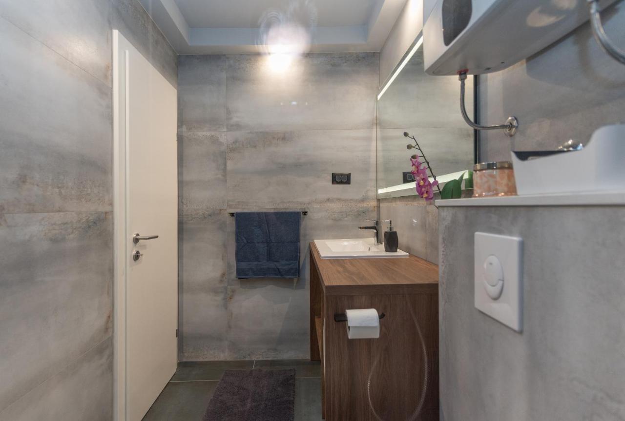 מאקרסקה Chic Apartment Zoja Near Beach With Free Parking מראה חיצוני תמונה