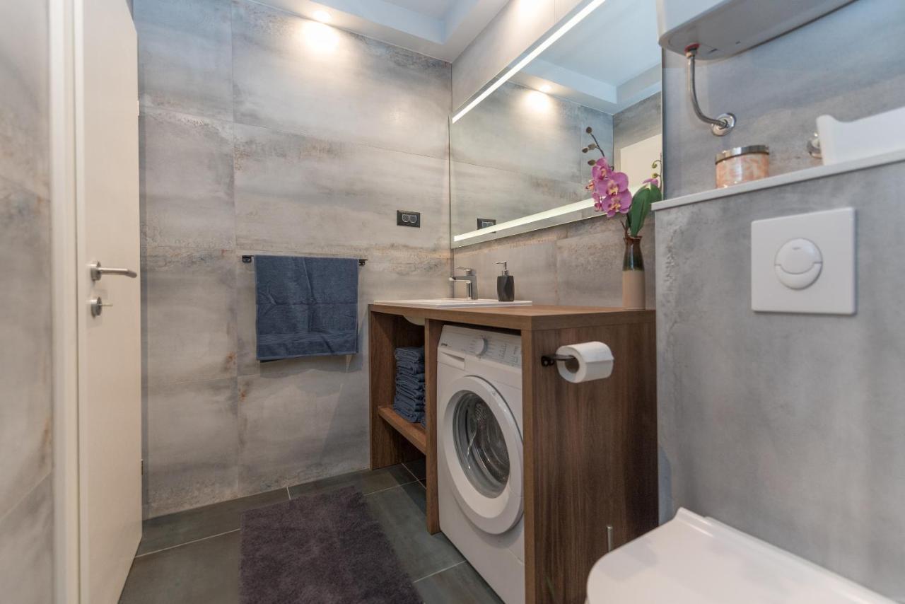 מאקרסקה Chic Apartment Zoja Near Beach With Free Parking מראה חיצוני תמונה